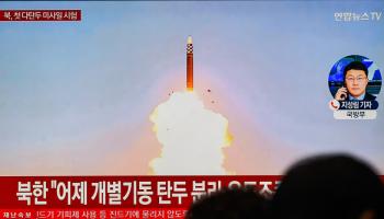 صور من بث تلفزيوني لتجربة صاروخية كورية شمالية، 27 يونيو 2024 (Getty)