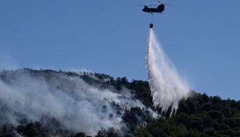 تكافح السلطات لإخماد حرائق الغابات في اليونان، 30 يونيو 2024 (فرانس برس)