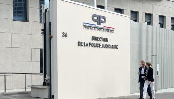 المخرج بينوا جاكو أمام مقر الشرطة القضائية في باريس قبيل توقيفه بعد مواجهته اتهامات بالاعتداء الجنسي، 1 يوليو 2024 (غيوم دودان/ فرانس برس)