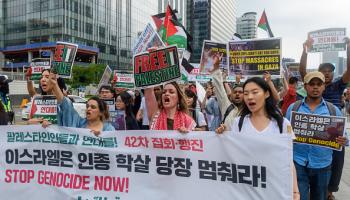 مسيرة للمطالبة بوقف الإبادة الجماعية في غزة في سيول، 6 يوليو 2024 (كيم جاي هوان/Getty)