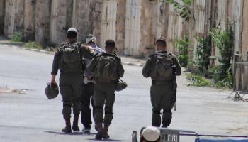 قوات الاحتلال تعتقل فلسطينياً في الخليل جنوبي الضفة الغربية / 11 يوليو 2024 (Getty)