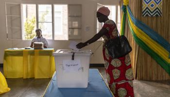 ناخبة تدلي بصوتها في أحد مراكز الاقتراع بكيغالي، 15 يوليو 2024 (فرانس برس)