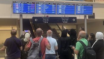 مسافرون يتفقدون مواعيد رحلاتهم في مطار بيروت، 28 يوليو 2024 (حسام شبارو/الأناضول)