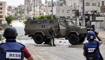 صحافيون فلسطينيون في مواجهة جنود إسرائيليين في طولكرم شمال غربي الضفة الغربية 22/8/2024 (زين جعفر/فرانس برس)