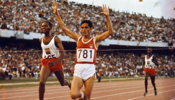 القمودي خلال فوزع بسباق 5000 متر في أولمبياد 1968 (Getty)