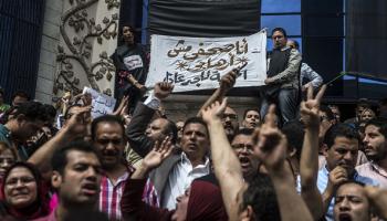 صحافيون يحملون لافتة كتب عليها: "أنا صحفي ولست إرهابيا" خلال تظاهرة في القاهرة، 4 مايو 2016(خالد دسوقي/فرانس برس)