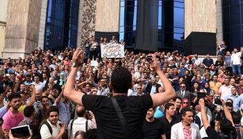 مئات الصحافيين في مظاهرة أمام مقر النقابة في القاهرة، 4 مايو 2016 (محمد الشاهد/ فرانس برس)