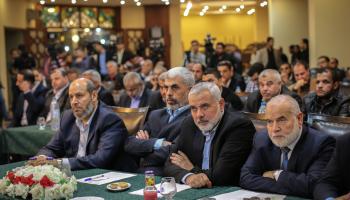 قادة حماس يستمعون لخطاب مشعل بالدوحة، 1 مايو 2017 (Getty)