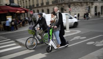 الدراجات الكهربائية مصدر إزعاج لسكان باريس (أسوشييتد برس)