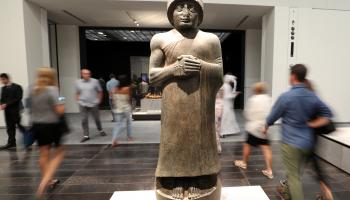 تمثال أثري يجسد الملك كوديا في متحف اللوفر أبو ظبي، 11 نوفمبر 2017 (كريم صاحب/ فرانس برس)