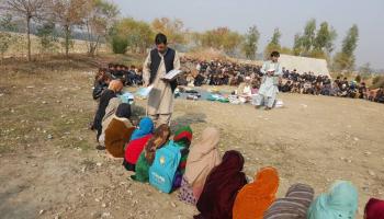 مدرسة في الهواء الطلق في شرق أفغانستان(تويتر)