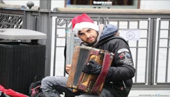 شاب يعزف موسيقى بالدنمارك قبل عيد الميلاد - مجتمع