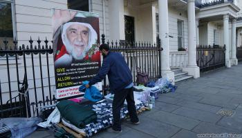 بحريني يضرب عن الطعام بلندن لمنع وفاة والده بالسجن