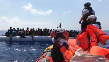 سفينة الإنقاذ"أوشن فايكنغ" تنقل مهاجرين إلى متنها(آن شاوون/فرانس برس)