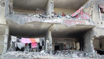 فلسطينيون يقفون داخل منزل دمرته غارة إسرائيلية، رفح 22 مايو 2024 (رويترز)