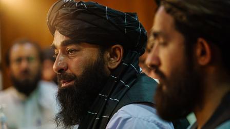 المتحدث باسم طالبان ذبيح الله مجاهد، في مؤتمر بكابول، 17 أغسطس 2021(Getty)