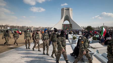 أفراد من الحرس الثوري الإيراني في ساحة آزادي في طهران، 11 فبراير 2023 (Getty)