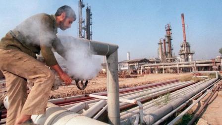 النفط العراقي يواصل تدفقه إلى لبنان - البصرة 8 يونيو 1999 (Getty)