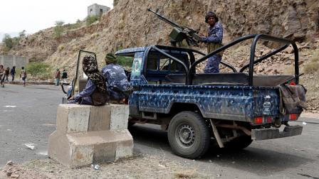 مسلحو جماعة الحوثي يتمركزون على شارع الخمسين المؤدي لتعز، 14 يوليو 2022 (Getty)