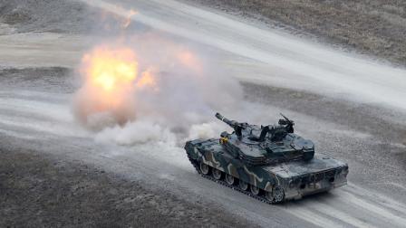 دبابة تابعة لجيش كوريا الجنوبية تطلق النار خلال تدريب عسكري، 22 مارس 2023 (Getty)