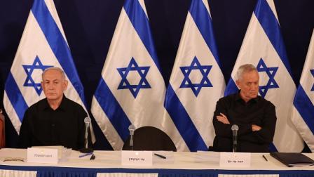 غانتس (يمين) ونتنياهو خلال مؤتمر صحافي، تل أبيب 28 أكتوبر 2023 (Getty)