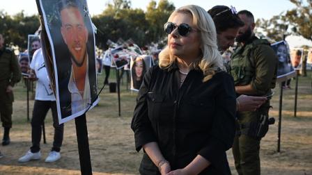 سارة نتنياهو خلال لقائها عائلات محتجزين في مستوطنة رعيم، 30 نوفمبر 2023 (Getty)