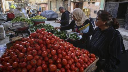 سوق استهلاكي قرب مقام السيدة زينب في القاهرة، 19 ديسمبر 2023 (محمود الخواص/ Getty)