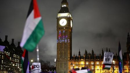 علم فلسطين يرفرف خلال تظاهرة في ساحة البرلمان البريطاني (Getty)