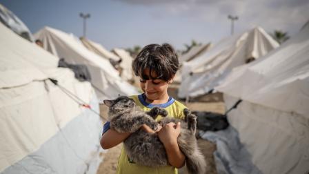 طفلٌ فلسطيني في مخيّم خانيونس بغزّة، 19 تشرين الأوّل أكتوبر 2023 (Getty)