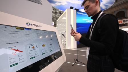 زائر يستطلع شاشة عرض في معرض لطائرات من دون طيار في موسكو، 16 نوفمبر 2023 (فرانس برس)