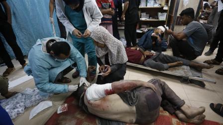 جرحى يتلقون العلاج على الأرض في مستشفى شهداء الأقصى (أشرف أبو عمرة/ الأناضول)