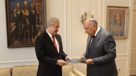 سفير الجزائر لدى القاهرة حسن رابحي خلال تسليم أوراق اعتماده، 5 يونيو 2024 (إكس)