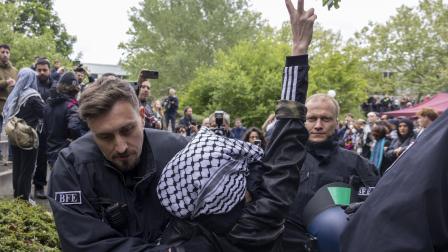 الشرطة الألمانية تُفرّق احتجاجاً مؤيّداً لفلسطين في "جامعة برلين الحرّة"، أيار/ مايو 2024 (Getty)