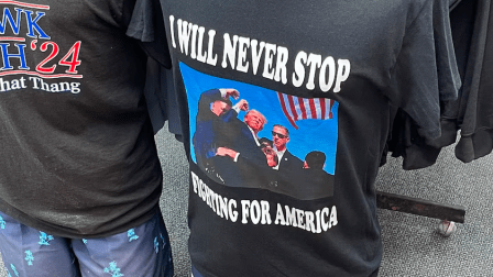 قمصان تحمل صورة ترامب بعد إطلاق النار عليه تلقى رواجا كبيرا