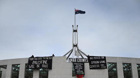 متظاهرون يصعدون مبنى البرلمان الأسترالي