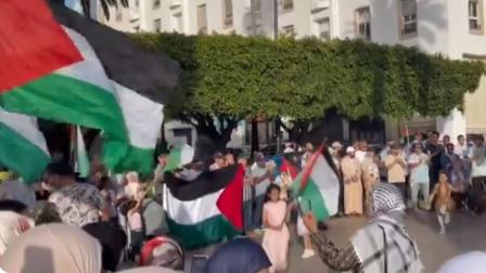 ارتدى المشاركون بالوقفة أمام البرلمان المغربي الكوفية الفلسطينية (منصة إكس)