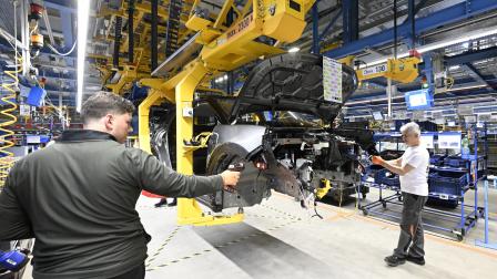 عمال بمصنع في كولونيا (ألمانيا) يونيو 2024(روبرتو بفيل/فرانس برس)
