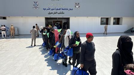 مهاجرون يغادرون مطار معيتيقة الدولي في طرابلس (حمزة الأحمر/ الأناضول) 