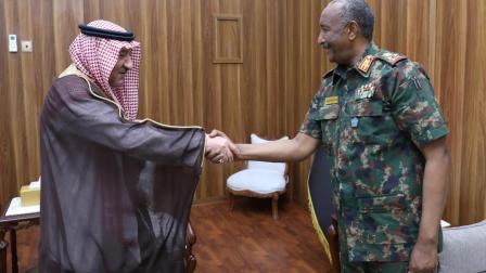 البرهان يلتقي نائب وزير الخارجية السعودي وليد الخريجي (سونا)