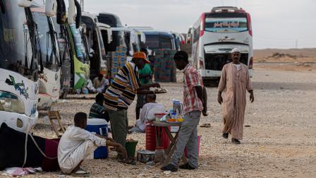 حرب السودان/سائقو شاحنات سودانيون في وداي كركر بأسوان، مايو 2023 (خالد دسوقي/فرانس برس)
