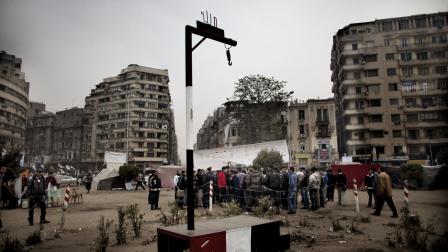 مشنقة وهمية وسط ميدان التحرير، 14 فبراير/شباط 2012 (ماركو لونغاري/ فرانس برس)