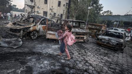 طفلة تجمع متعلقات وسط حطام مركبات قصفها الاحتلال دمار غزة (علي جاد الله/الأناضول) 