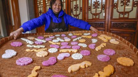 صناعة كعك الأرز في الصين (Getty)
