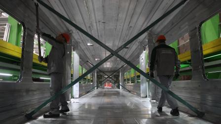 موظفون داخل قطار قيد الإنشاء في مصنع أورال بفيرخنيايا بيشما، روسيا، 15 فبراير 2024 (Getty)