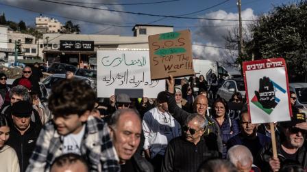 من تظاهرات فلسطينيي الداخل في حيفا لإنهاء الحرب وانسحاب الاحتلال من غزة (مصطفى الخروف/الأناضول)