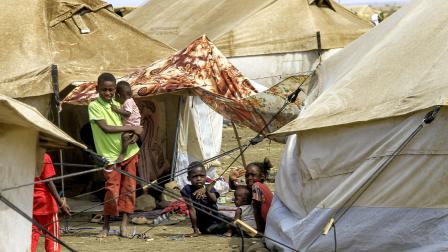 أطفال داخل أحد مراكز الإيواء في القضارف السودانية (فرانس برس)