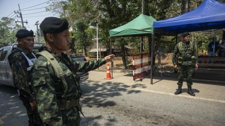 عناصر من جيش تايلاند عند حاجز في منطقة حدودية مع ميانمار - 26 إبريل 2024 (Getty)