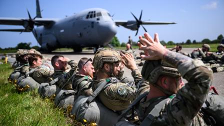 مظليون أميركيون وبلجيكيون قبل قفزهم من طائرة Lockheed C-130 Hercules في مطار شيربورغ، 5 يونيو 2024 (لويك فينانس/ فرانس برس)