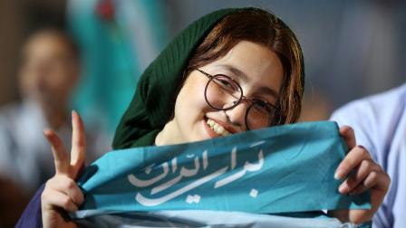 الجولة الثانية من الانتخابات الرئاسية الإيرانية خلال فعالية انتخابية لبزشكيان، طهران، 3 يوليو، 2024 (فاطمة بحرامي/الأناضول)