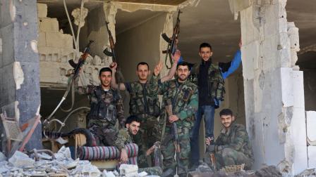 عناصر من جيش النظام في حرستا، مارس 2018 (فرانس برس)
